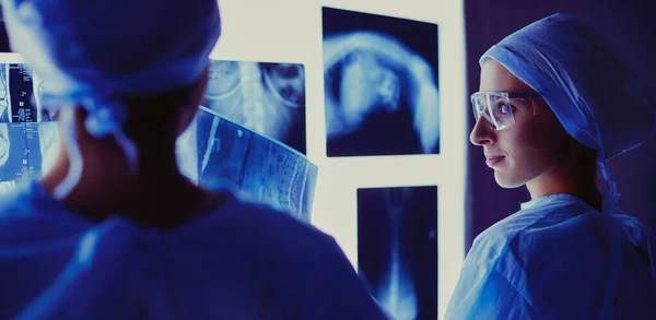 Dos mujeres médicas que miran rayos X en un hospital — Foto de Stock