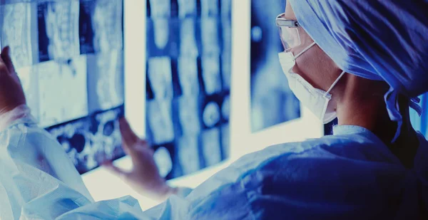 病院でX線を見ている2人の女性医師 — ストック写真