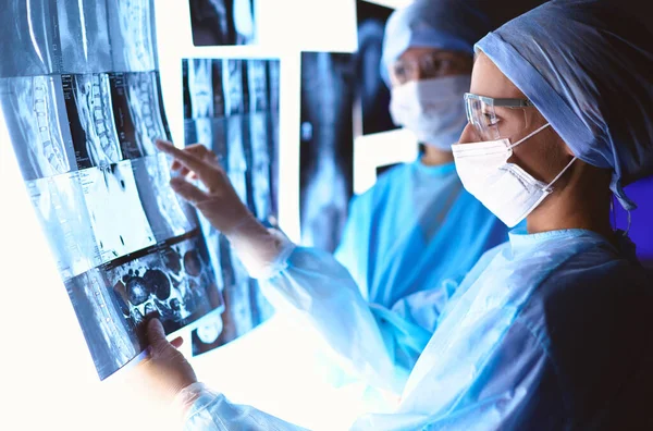 Лікарі аналізують рентгенівське випромінювання під час обстеження — стокове фото