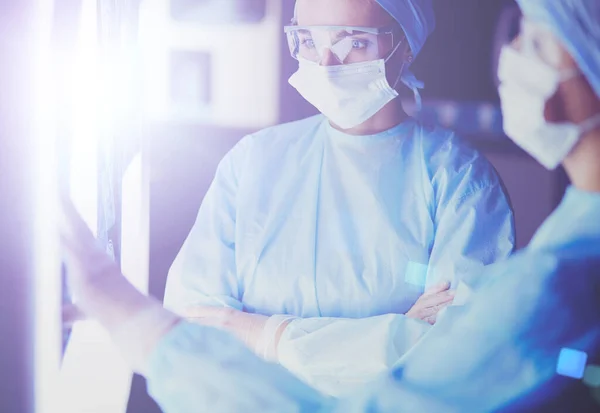 Két női orvosnő röntgent néz egy kórházban. — Stock Fotó