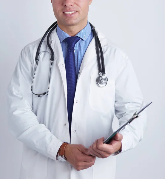 Muž lékař stojící se složkou, izolované na bílém pozadí — Stock fotografie