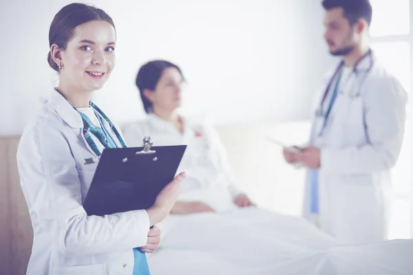 Médico o enfermero que habla con el paciente en el hospital — Foto de Stock