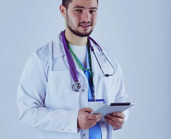 Retrato de seguro médico joven sobre fondo blanco —  Fotos de Stock