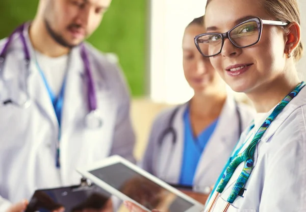 Doctor mostrando algo en su tableta a su equipo médico —  Fotos de Stock