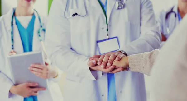 Médicos e enfermeiros em uma equipe médica empilhando mãos — Fotografia de Stock