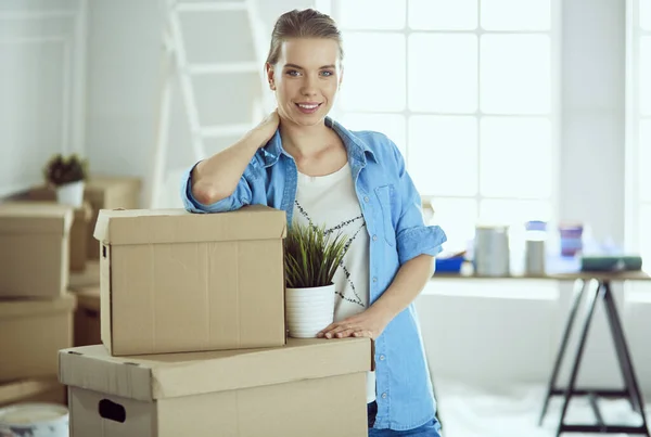 Retrato de una joven con cajas — Foto de Stock