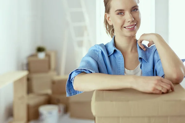 Retrato de una joven con cajas — Foto de Stock