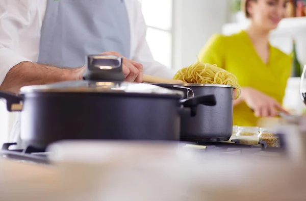 Par matlagning tillsammans i köket hemma — Stockfoto