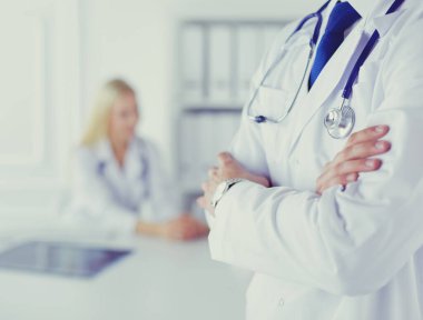Hastanede çalışan mutlu bir doktor.