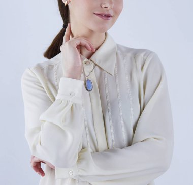 Beyaz bir arka plan karşı duran gülümseyen kadın