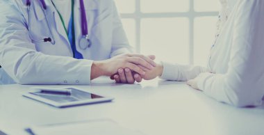 yakın çekim, stetoskop ve kağıt üzerinde arka plan doktor ve hasta el