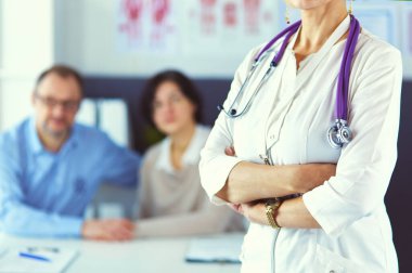 Steteskoplu gülümseyen tıp doktoru ve yaşlı çift