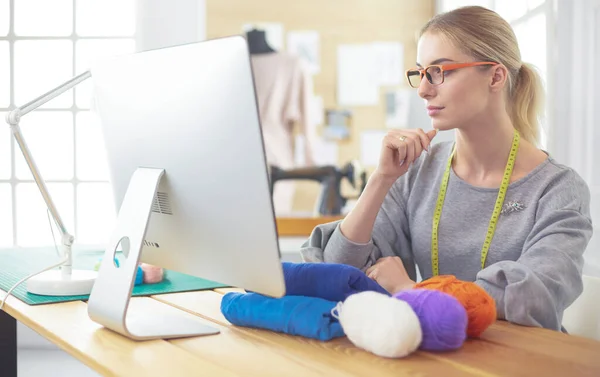 Vrouw ontwerper in workshop kijken naar computerscherm — Stockfoto