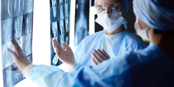 两名女医生在医院检查X光照片 — 图库照片