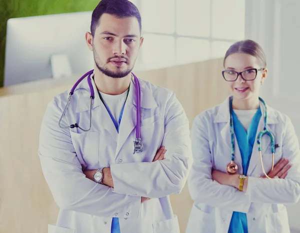 Un team medico di medici, uomo e donna, isolati su sfondo bianco — Foto Stock