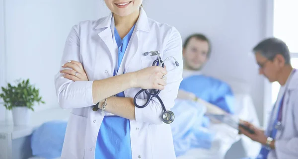 Vrouwelijke arts met stethoscoop in het ziekenhuis — Stockfoto