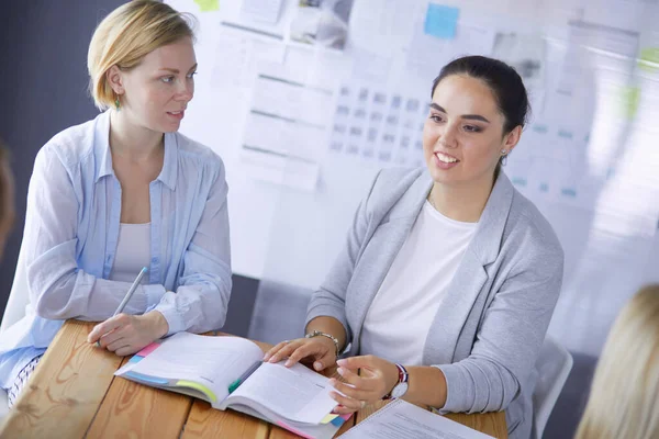 Young people studying with books on desk. Beautiful women and men working together. — Stock Photo, Image