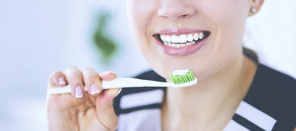 Joven chica bonita manteniendo la higiene bucal con cepillo de dientes . — Foto de Stock