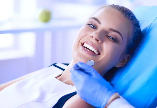 Mujer joven con la boca abierta examinando la inspección dental en el consultorio del dentista. — Foto de Stock