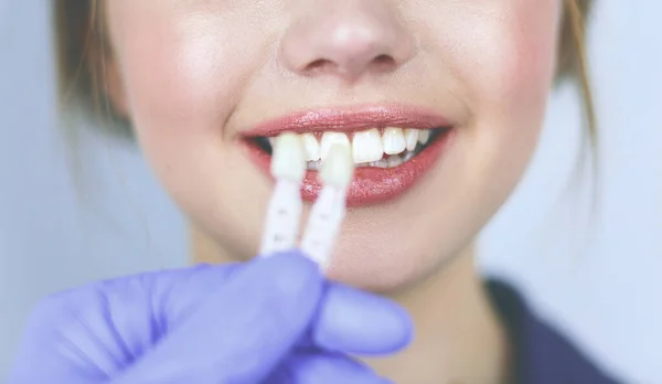 Dentista e paciente sentado no consultório odontológico — Fotografia de Stock