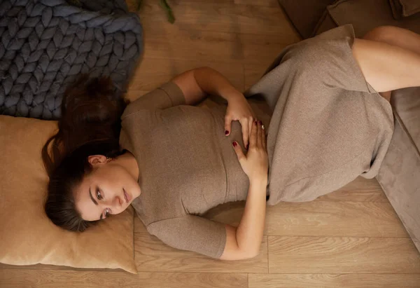 카펫 위에 누워 행복 한 성인 소녀 가 바닥에 누워 — 스톡 사진