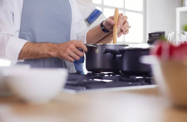 Par matlagning tillsammans i köket hemma — Stockfoto