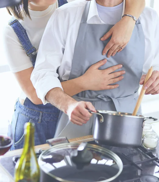 Pasangan memasak bersama di dapur di rumah — Stok Foto