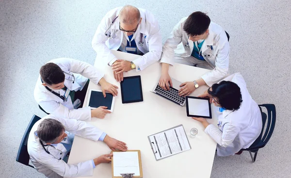 Squadra medica seduta e discutere a tavola, vista dall'alto — Foto Stock