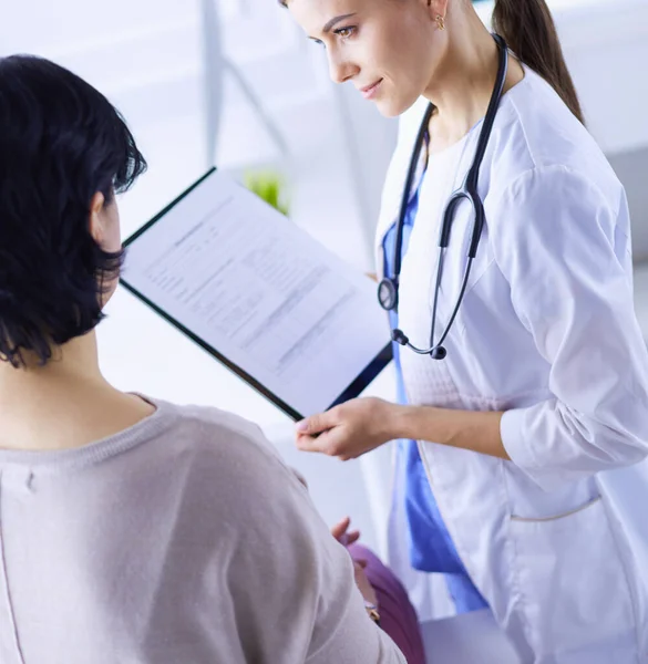 Beautiful female doctor explaining medical treatment to a patient — Stock Photo, Image