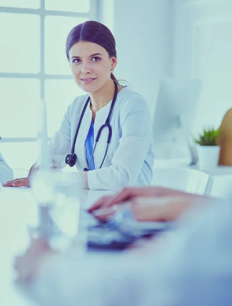 Ärzte beraten sich im Konferenzraum eines Krankenhauses — Stockfoto