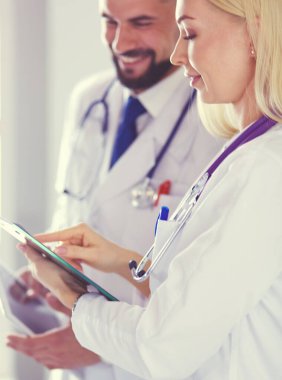 İki doktor bir dosya tutuyor ve hasta hakkında konuşuyorlar.