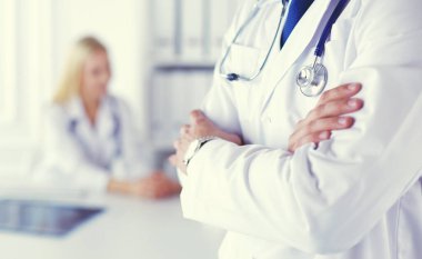 Hastanede çalışan mutlu bir doktor.