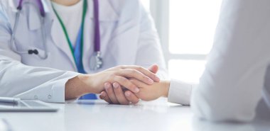 yakın çekim, stetoskop ve kağıt üzerinde arka plan doktor ve hasta el
