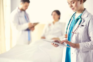 Doktor ya da hemşire hastanede hastayla konuşuyor.