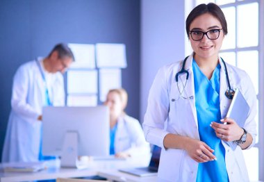 Hastane lobisinde tablet bilgisayar kullanan kadın doktor.