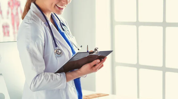 Doctora de pie con carpeta en el hospital — Foto de Stock