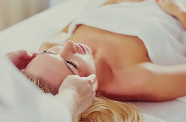 Junge Frau genießt Massage im Spa-Salon — Stockfoto