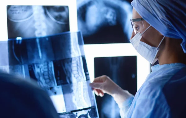 Orvosok röntgent analizálnak egy metingben — Stock Fotó