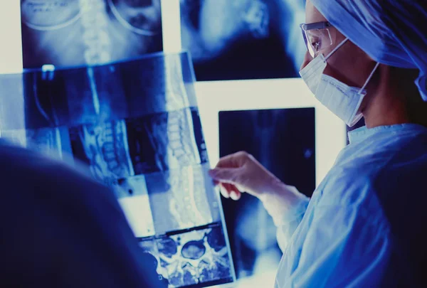 Doctors analyzing an x-ray in a meting — Stock Photo, Image