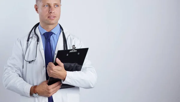 Médico masculino em pé com pasta, isolado em fundo branco — Fotografia de Stock