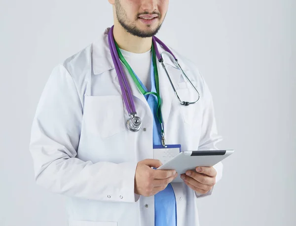 Portrét sebevědomého mladého lékaře na bílém pozadí — Stock fotografie