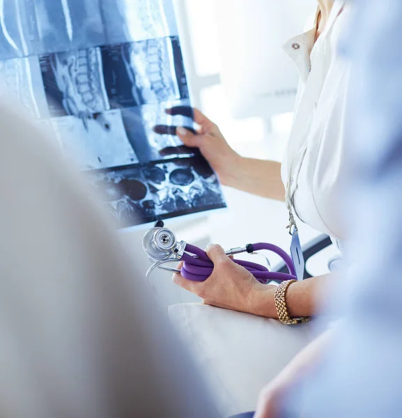 Ιατρός, εξετάζοντας μια εικόνα ακτινογραφία στο γραφείο — Φωτογραφία Αρχείου