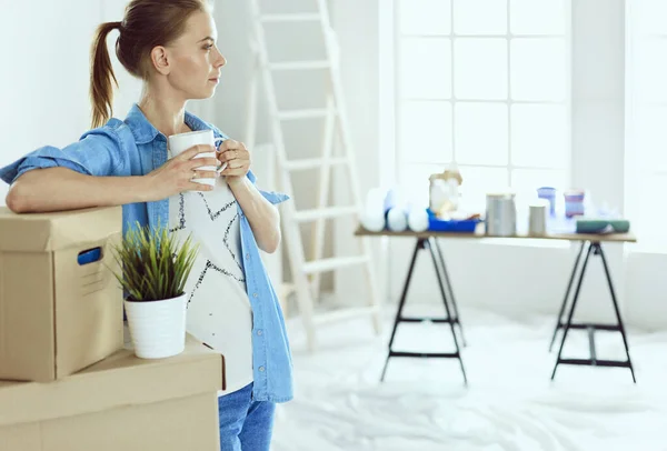 Portret van een jonge vrouw met vakken — Stockfoto