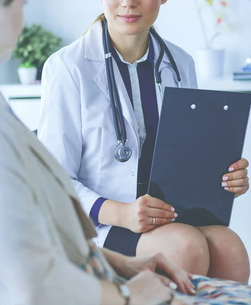 Doctor y paciente discutiendo algo mientras están sentados en la mesa. Concepto de medicina y salud — Foto de Stock