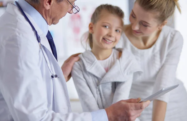 Klein meisje met haar moeder op consult bij een dokter — Stockfoto