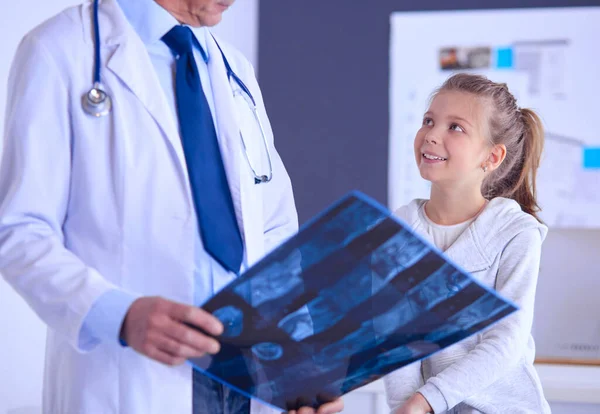 Niña con su madre en un médico en consulta —  Fotos de Stock