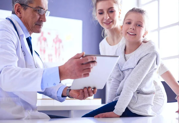 Retrato de uma menina bonita e seu médico no hospital — Fotografia de Stock