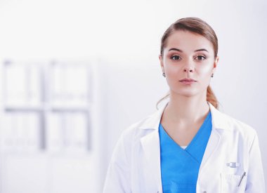 Kadın doktor hastanede dosyayla bekliyor.