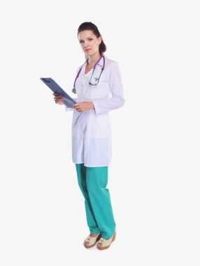 Hastanede üniformalı, gülümseyen bir kadın doktor.