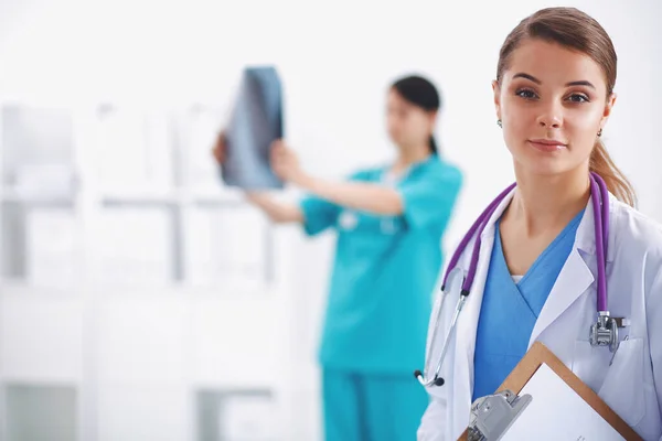 Retrato de mulher médica em pé no hospital — Fotografia de Stock